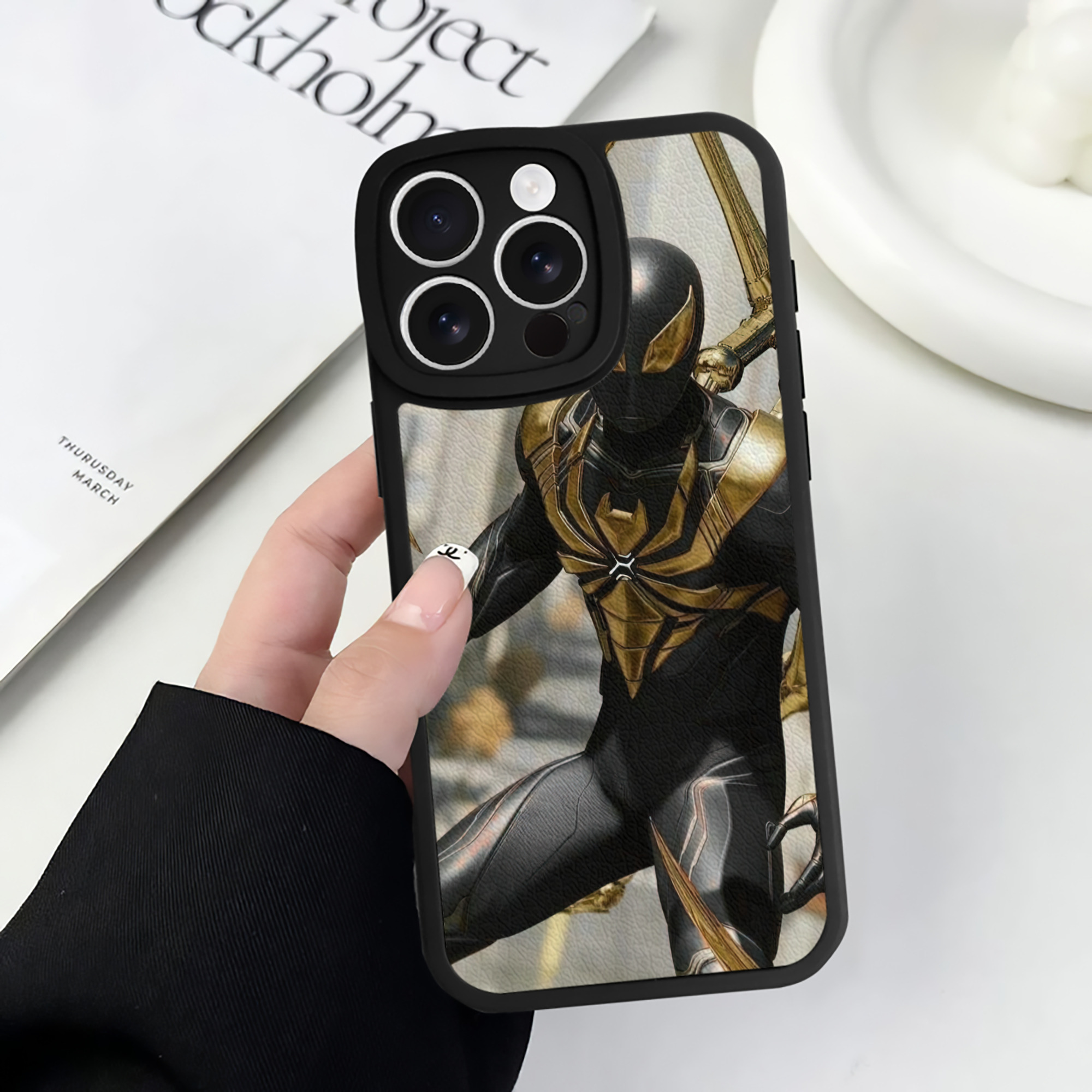 Spider Man スパイダーマン 【iPhone 16シリーズ対応】シリコンスマホケース（レザー調） 材質：シリコン